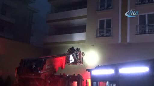 Bursa'da yangında mahsur kalan aileleri itfaiye kurtardı