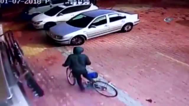 Bisikletli çocuk hırsız kameraya yakalandı
