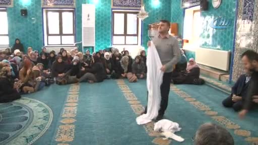 Bursa'da umreye gidecek vatandaşlar dev Kabe maketinin önünde tavaf yapıyor