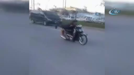 Bursa'da yatarak motosiklet kullandı