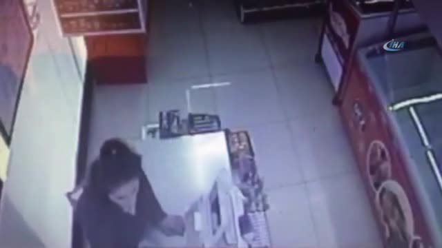 Kadınların saç saça baş başa kavgası kamerada
