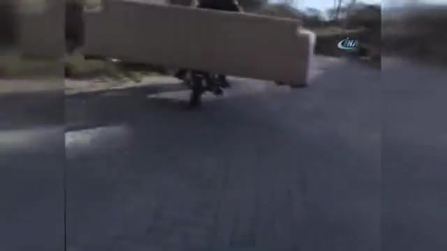 Motosikletle çekyat taşıdı