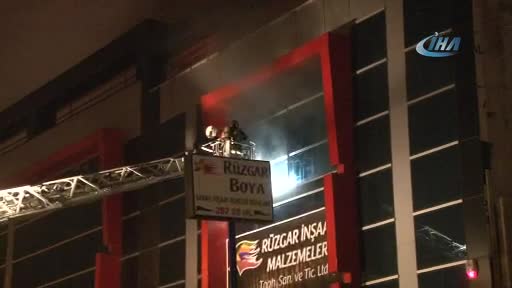 Boya imalathanesinde yangın paniği! Yavru köpekler...