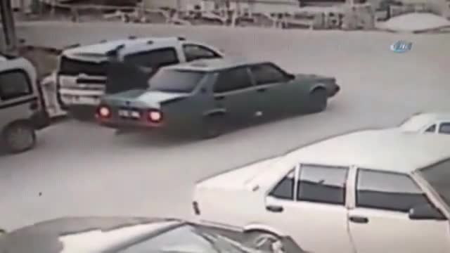Önce camını kırdılar, sonra içindekileri çaldılar