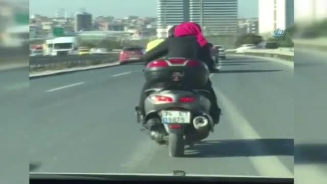 Motosiklete bebeğiyle binen çift kamerada