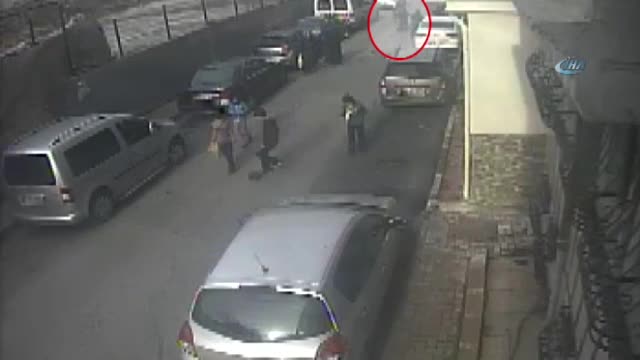 Yolda yürüyen kadına kapkaç şoku!