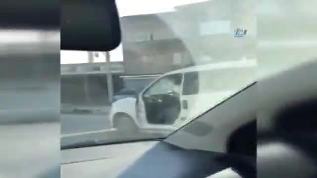 Hem kapısı yok hem de telefonla oynuyor