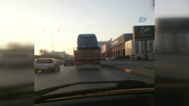 Kamyon kasasına jandarma aracını yükleyip tehlike saçtı