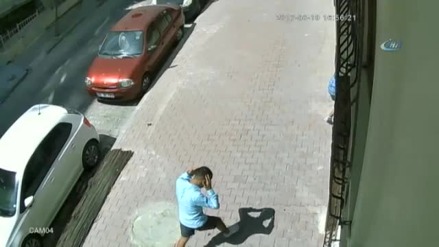 Litrelik sularla kendilerini kamufle eden hırsızlar kamerada