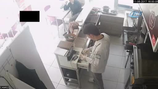 Bursa'da önce yemek yedi, sonra cep telefonunu çaldı