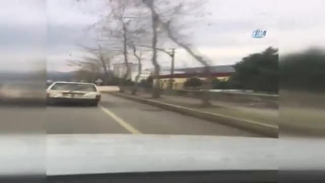 Aracın camından çıkan tahtalar trafiği tehlikeye soktu