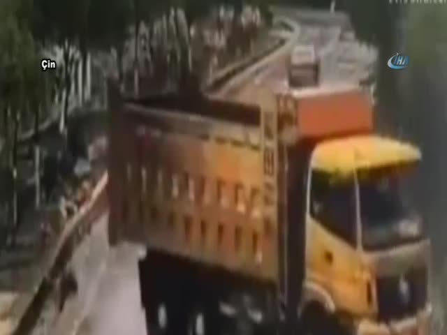 Kontrolden çıkan kamyon kasasıyla yayaya çarptı