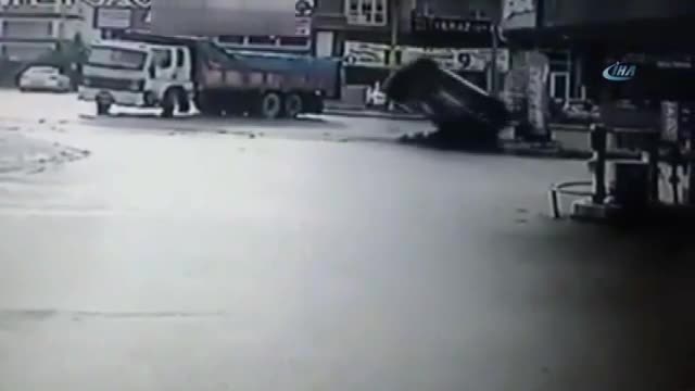 Kamyona çarpmamak için...