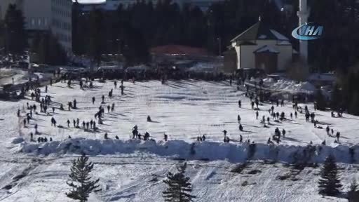 Bursa'da kayak yapamayan günübirlikçiler kızaklara akın etti