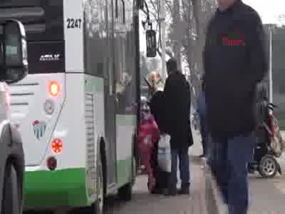 Bursa'da engelli kadının otobüslere alınmadığı anlar böyle görüntülendi