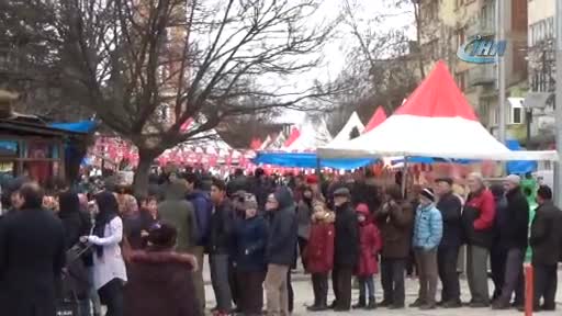 Trabzonlular Bursa'da 1 ton ücretsiz hamsi dağıttı