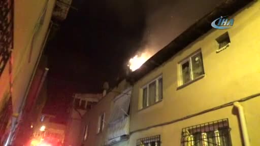 Bursa'da çatı katında çıkan yangın mahalleliyi sokağa döktü