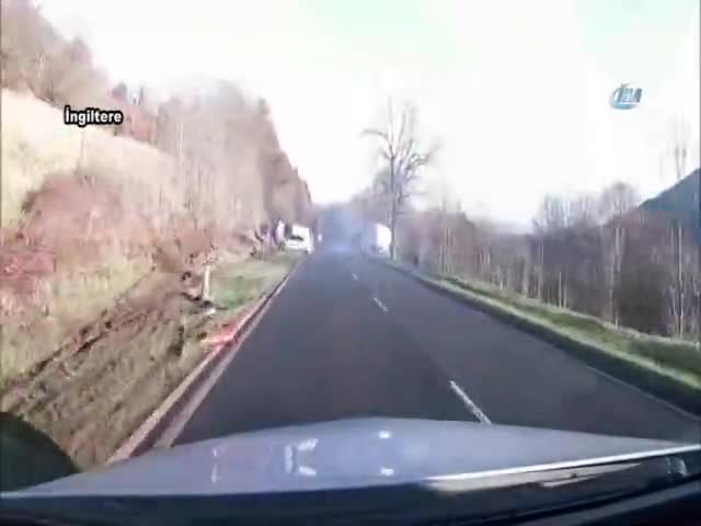 Biri takla attı, diğeri şarampole uçtu
