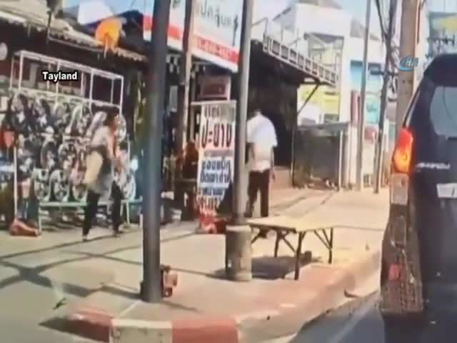 Yanından geçen çocuğa sebepsiz yere tekme attı!
