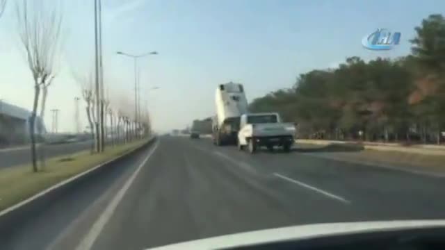 Damperi açık çöp kamyonunun tehlikeli yolculuğu