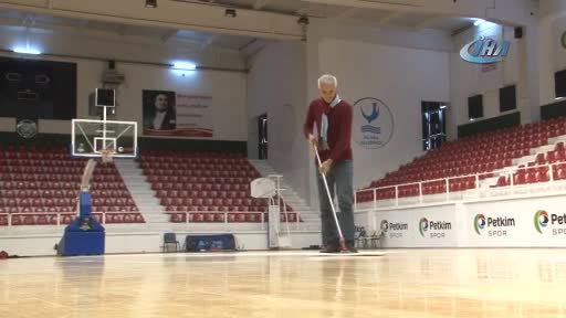 Temizlik görevlisinin basketbol yeteneği şaşırtıyor