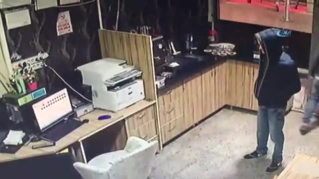 Biri gözcülük yaptı, diğeri hırsızlık