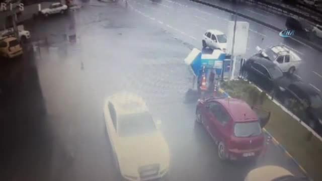 E-5'te kayan kamyonet dört araca böyle çarptı