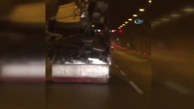 Aşırı yüklü kamyonet dehşet saçtı