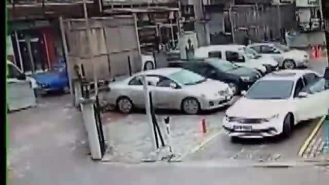 Otopark ücretini kapalı kulübeye bıraktı