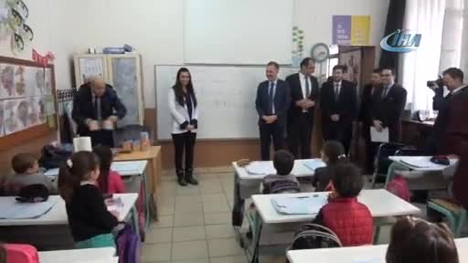 Bursa'da öğrenciler belediyenin dağıttığı kumbaralarda kitap parası biriktirecek