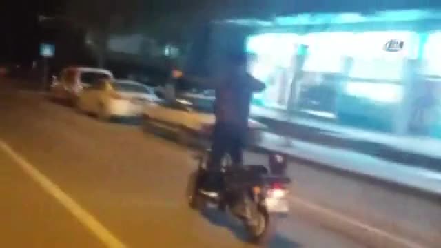 Trafiği ve canını tehlikeye atan genç böyle görüntülendi