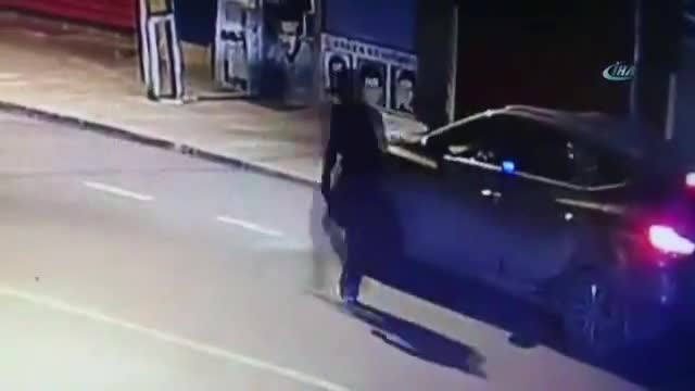 Kepengi açamayınca dükkana araçla girmeye çalıştılar