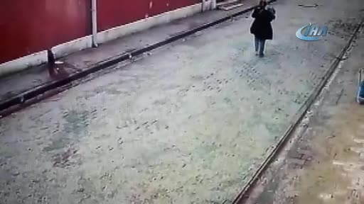 Balkondan düşen fırın az daha öldürüyordu