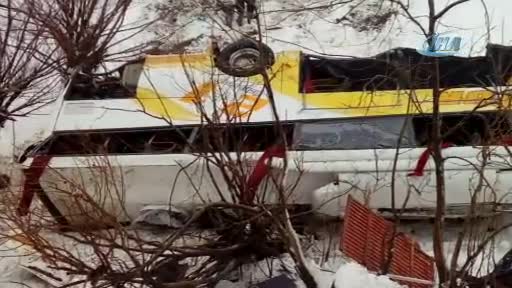 Yolcu otobüsü dereye uçtu: 6 ölü, 20 yaralı var