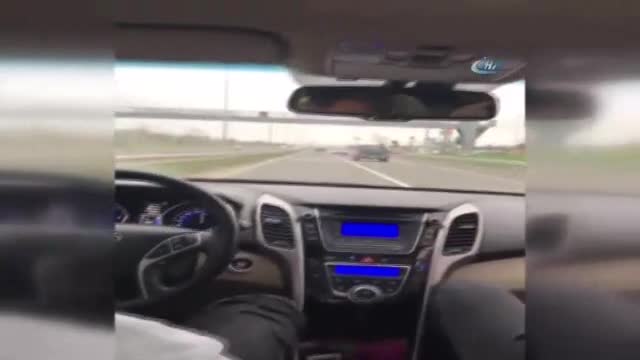 Makas atan otomobilin bariyerlere girme anı!
