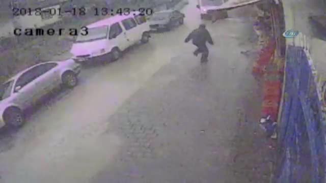 Araçlar çöken yoldan dereye düştü