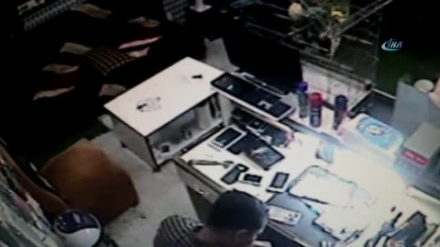 Tamir ettiği tablet elinde patladı