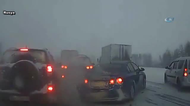 Buzlanma ve sis zincirleme kazaya yol açtı
