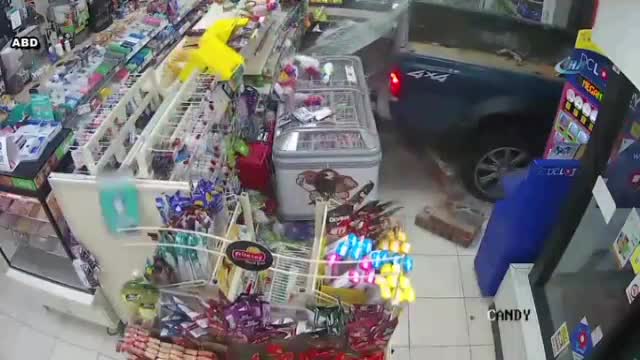 Kamyonetle girdiler, ATM'yi götürdüler