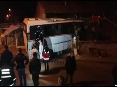 İşçi servisi eve daldı: 4 ölü, 2 yaralı
