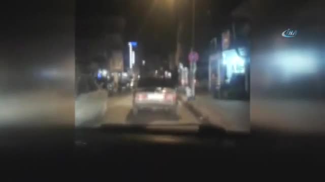 Otomobilin üstünde tehlikeli yolculuk