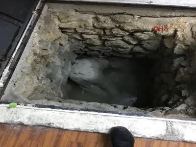 Kendisini döven kocasını kızı ile birlikte öldürüp, üzerine beton döktü