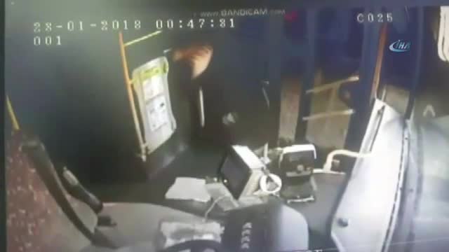 Park halindeki özel halk otobüsü soyuldu