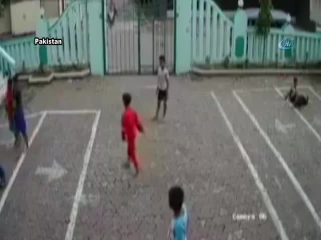 Motosiklet okula daldı: 4 yaralı