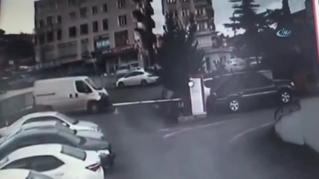 Araç köprüden böyle uçtu