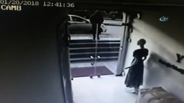 Güpegündüz iş yerinden bilgisayar çalan hırsız kamerada