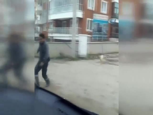 Neyden kaçtığını görünce kahkahalarını tutamadı!