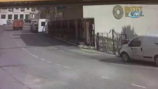 Kadın sürücü, oyuncu Erkan Petekkaya'nın restoranına böyle daldı