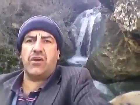 Şelaleyi anlatırken kendinden geçti