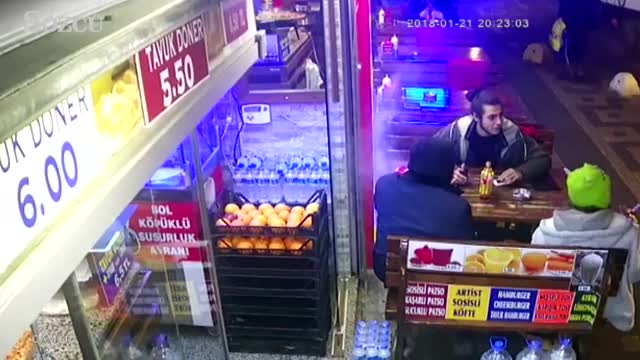 Hainlerden şehrin ortasında gençlere isyan ettiren dayak!